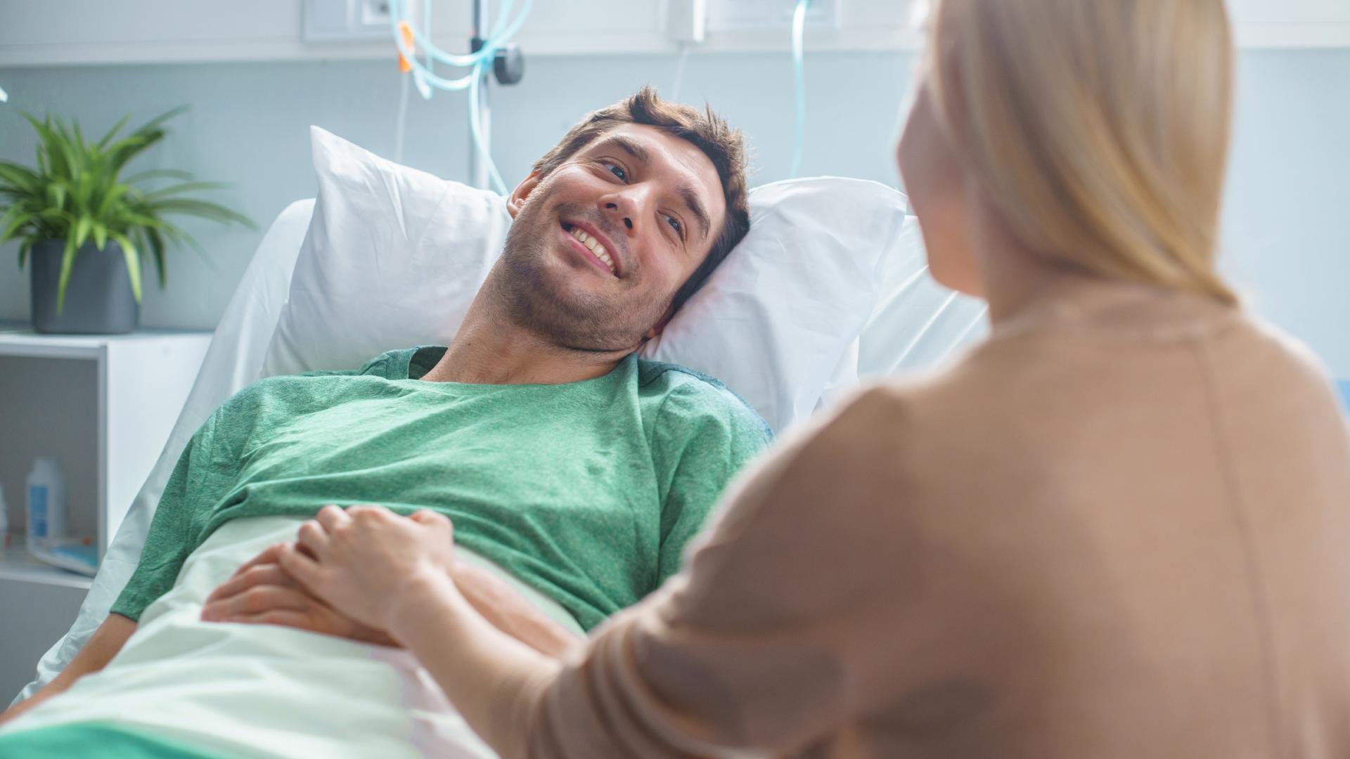 homme lit hopital